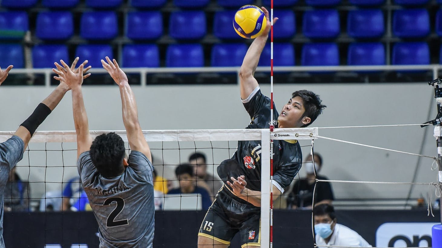 Volleyball superstar Marck Espejo showcases insane hops on dunk attempt 